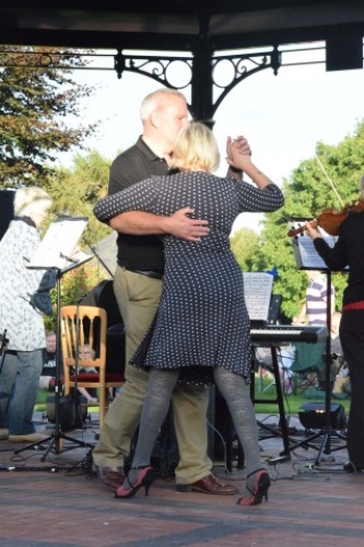 Tango in Elmhurst Park 